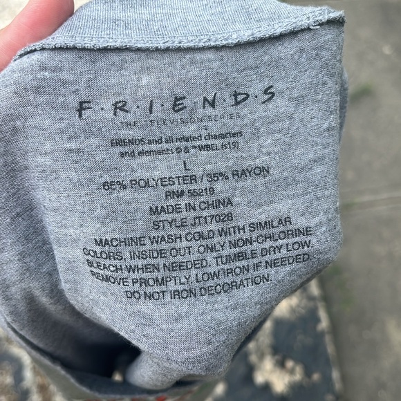 Like new Friends graphic T-shirt - Picture 7 of 9